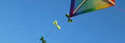 Drachenflieger am blauen Himmel